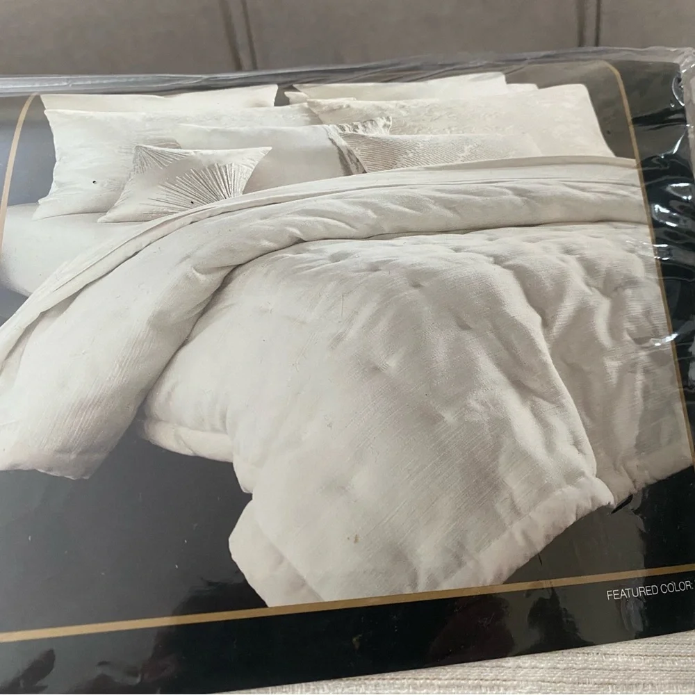 DONNA KARAN Home Radiance Quilt Full/Queen Ivory